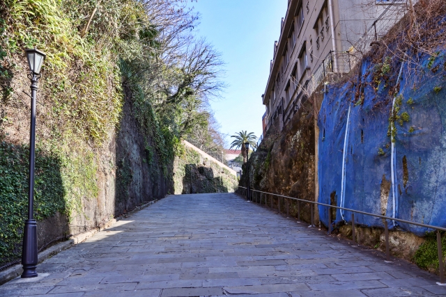 長崎市オランダ坂、石畳の坂道と洋館の街並み