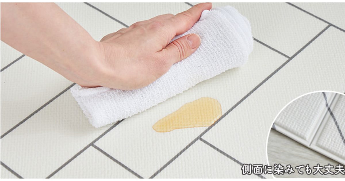 防水カーペットについた水や汚れを拭き取っている様子（猫の粗相対策イメージ）